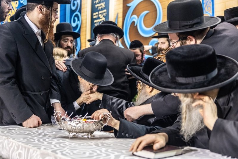 בחצרות סאטמר