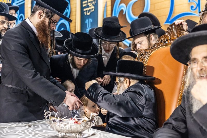 בחצרות סאטמר