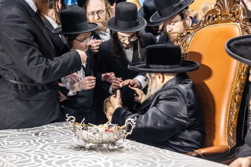 בחצרות סאטמר