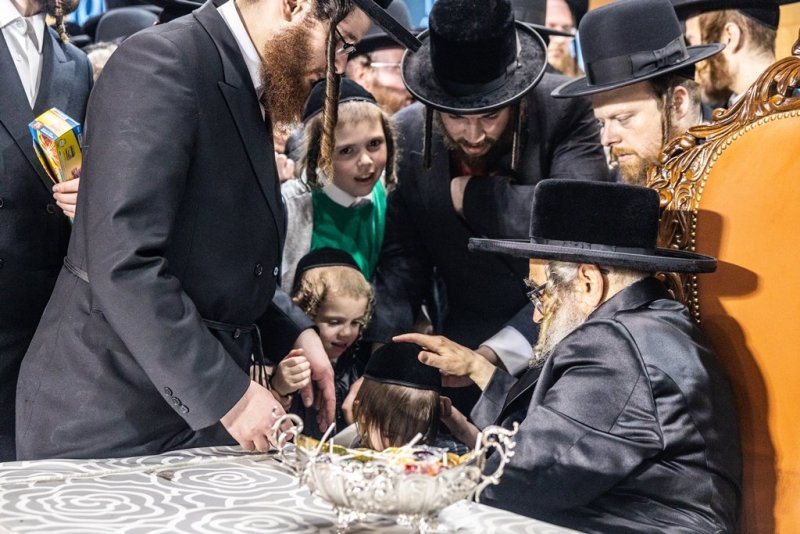 בחצרות סאטמר