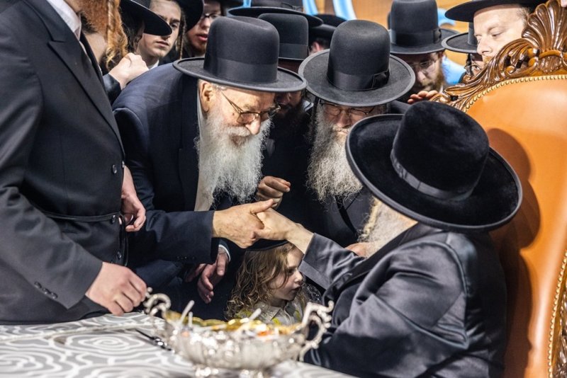 בחצרות סאטמר