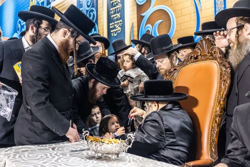 בחצרות סאטמר