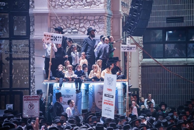 בחצרות סאטמר