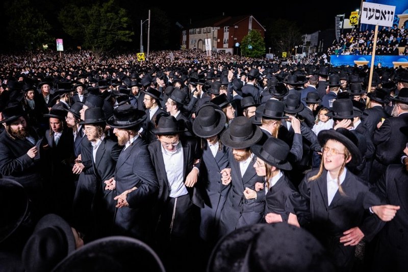 בחצרות סאטמר