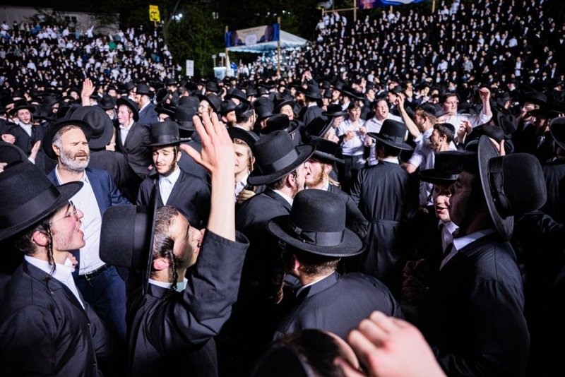 בחצרות סאטמר