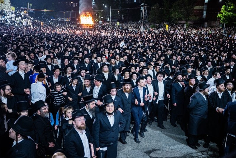 בחצרות סאטמר