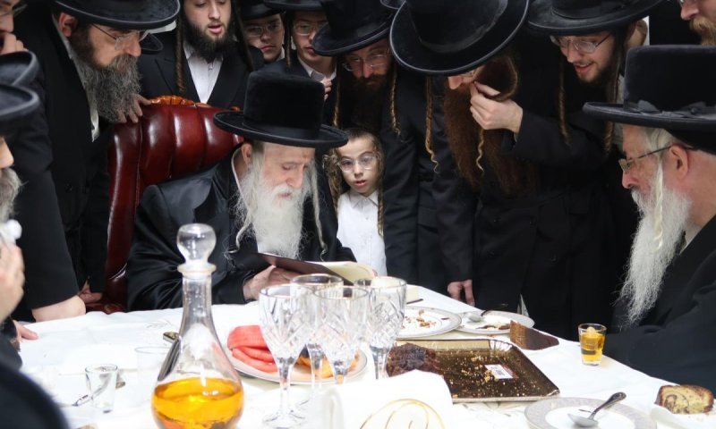 הרבי ממכנובקא בעלזא התרגש: מעמד השקת ספר הזוהר המבואר