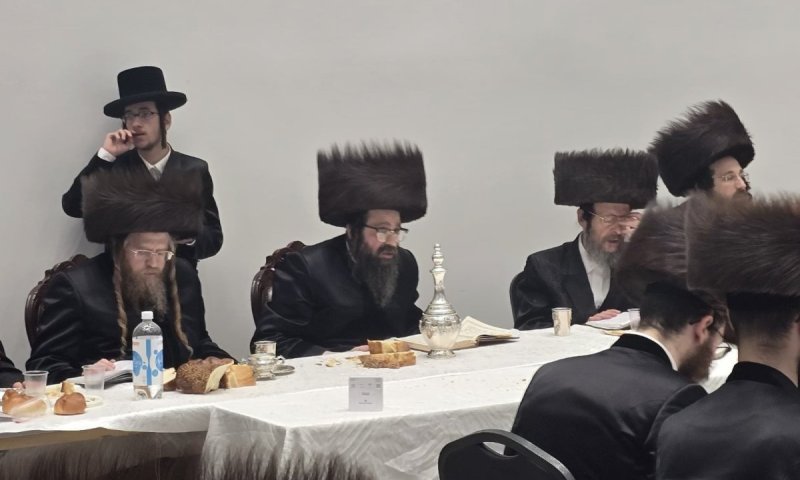 3 צאצאים בטיש 1 במונסי אצל הרבי מזוועהיל ארה"ב