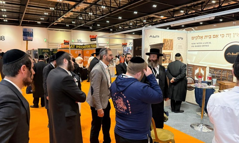 פלסטינים הפגינו מחוץ לתערוכה חרדית בלונדון ונהדפו על ידי המאבטחים
