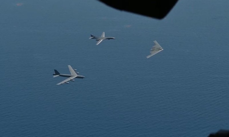 כוח אווירי מרשים: מפציץ ה B-2 של ארה"ב במטס מעל חופי מיאמי