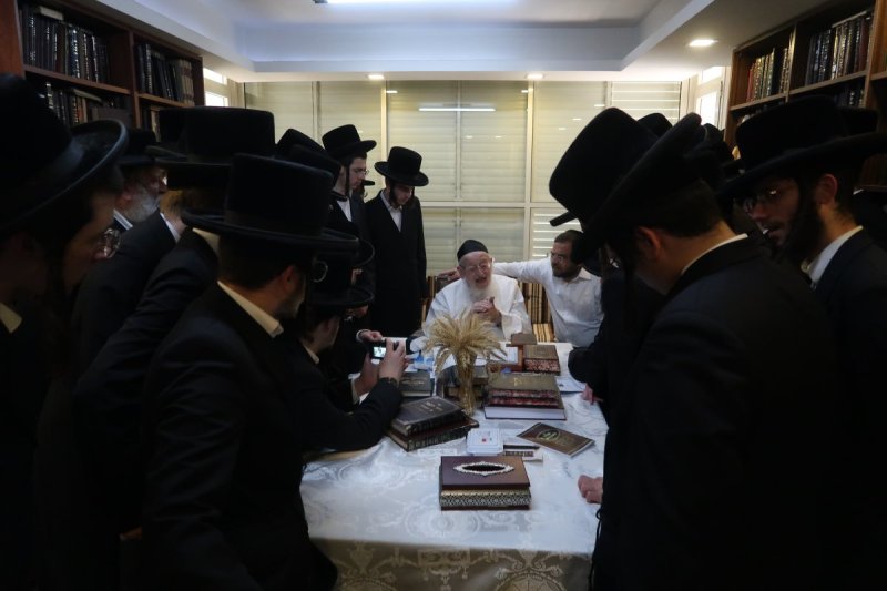 באדיבות המצלם