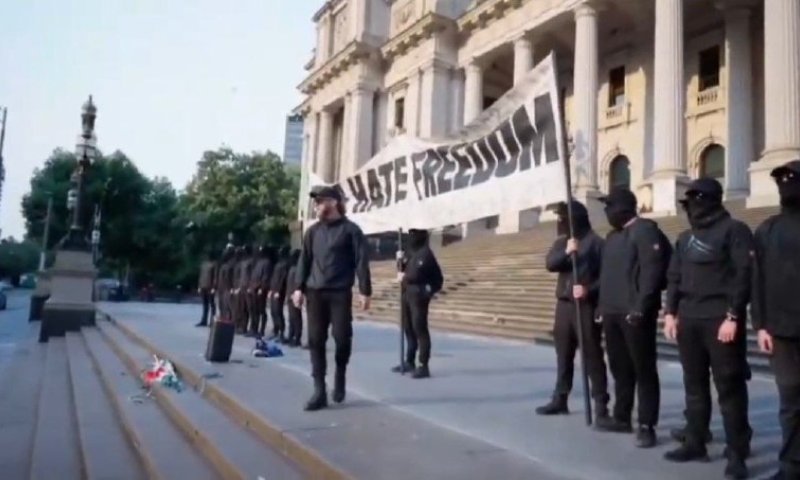 חרבות עם צלב קרס ומצוד ברשתות: כך נלכד הניאו-נאצי הבריטי בקווינסלנד - וגורש