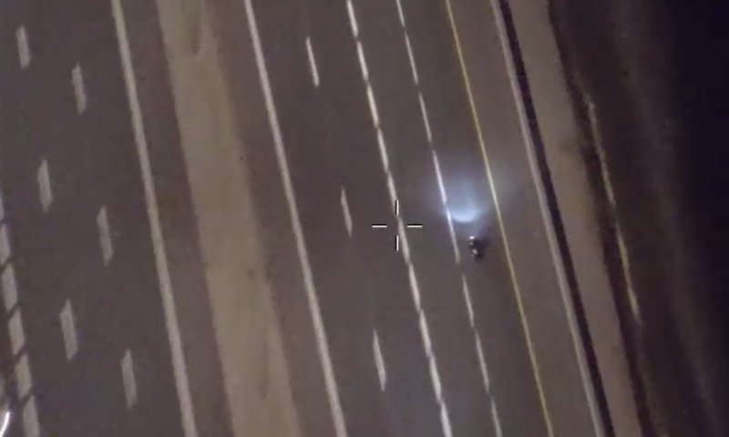 תיעוד דרמטי ממעוף הציפור: הרוכב השתולל בכביש וניסה להימלט