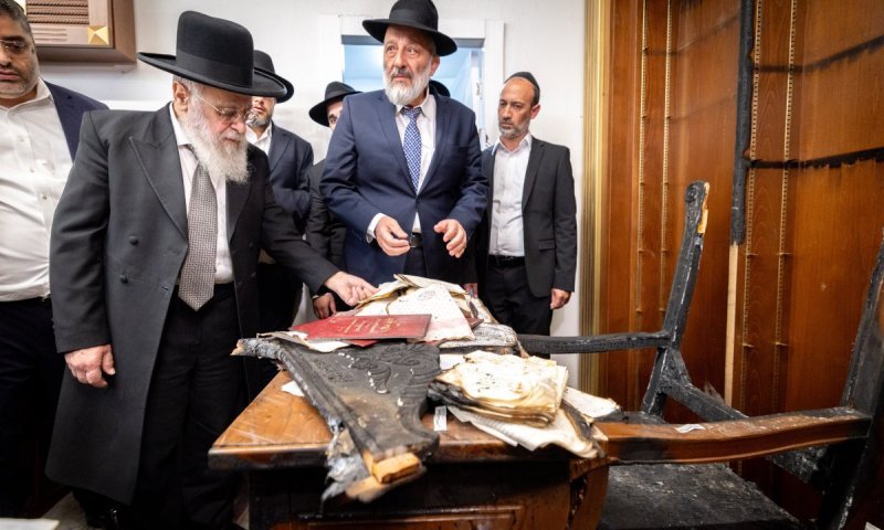 נשיא המועצת ואריה דרעי בבית המדרש השרוף: "אין פשע שנאה גדול מזה"
