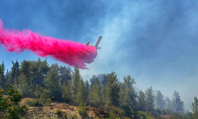 שריפה משתוללת באזור עין כרם, פונה מוסד לבעלי צרכים מיוחדים