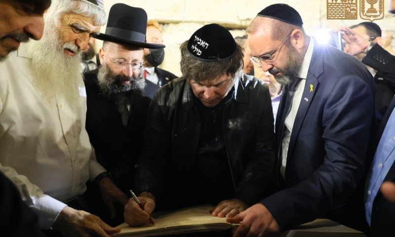 עם כיפה רקומה בשמו: נשיא ארגנטינה התפלל בכותל לשוב החטופים