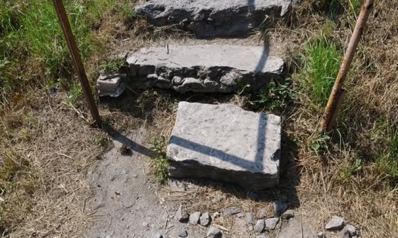 הפכו למדרגות: עשרות מצבות נגנבו מבית קברות היהודי בזפוריז'יה