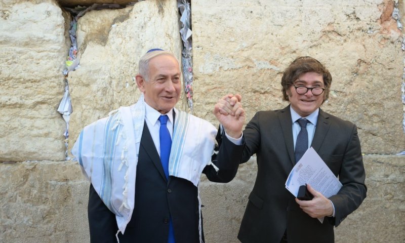 נשיא ארגנטינה חתם את ביקורו בתפילה בכותל עם נתניהו וקיבל מתנה