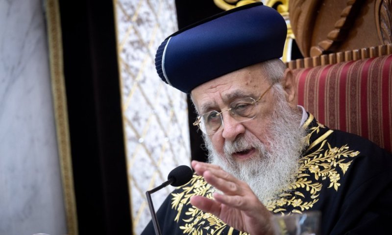 הראש"ל הגר"י יוסף: "להתחזק בתורה ובתפילה ולפתוח את בתי הכנסת"