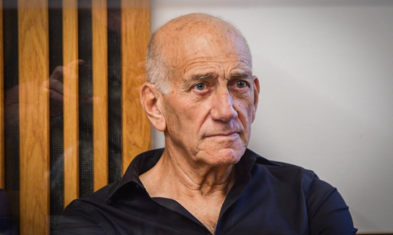 דיווח: העבריין המורשע אולמרט נפגש עם מנהיג פלסטיני