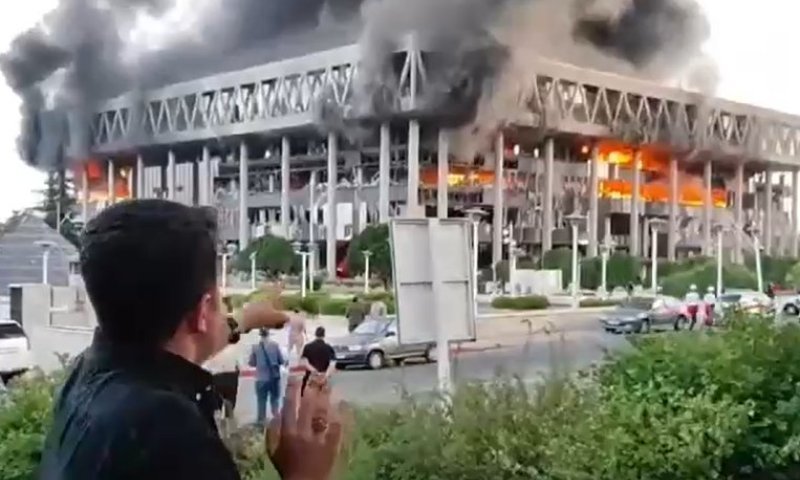 תיעוד דרמטי: בניין הטלוויזיה האיראנית עולה בלהבות