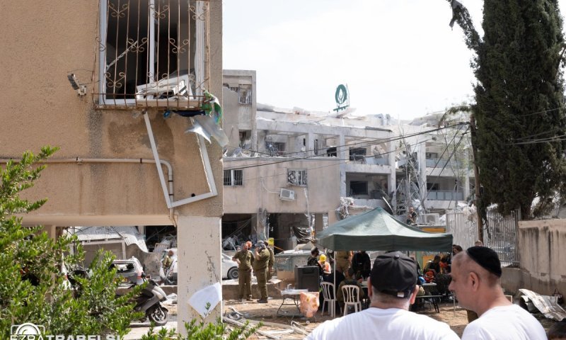 "התקרה קרסה, החלונות התנפצו – אבל ספרי הקודש לא זזו ממקומם"