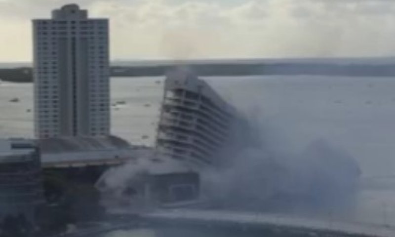 כך זה נראה: הרגע בו נהרס מבנה של מלון במיאמי