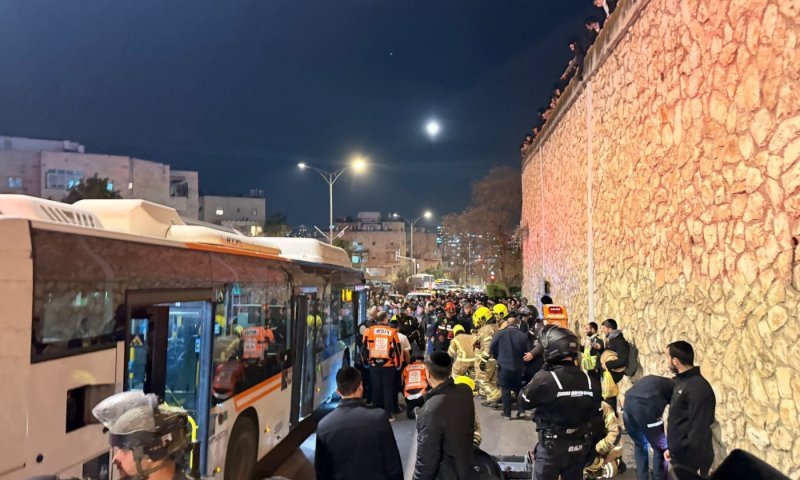הרוג ו-3 פצועים מפגיעת אוטובוס שהאיץ לעבר מפגינים בירושלים