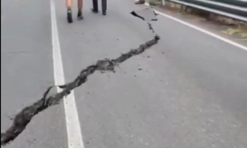 סיציליה: סדק עמוק נפתח בכביש בעקבות רעידת אדמה