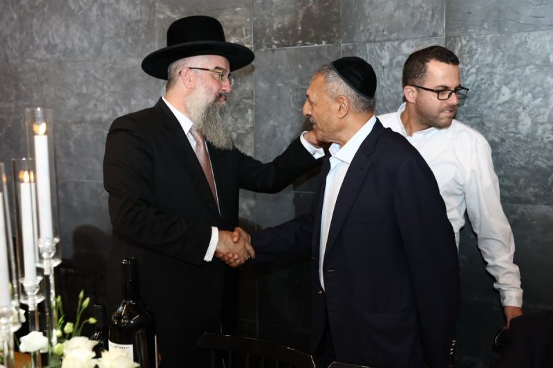 באדיבות המצלם