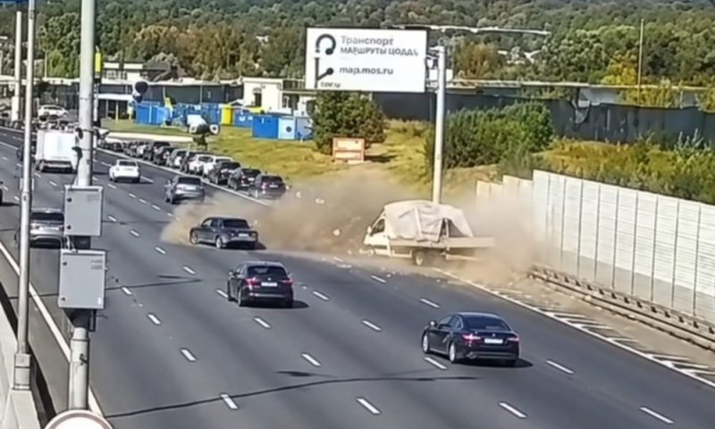 מוסקבה: משאית התנגשה בעוצמה בשיירת רכבים שעמדו בתור לתחנת הדלק