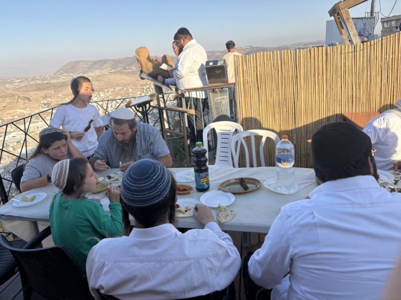 באדיבות המצלם