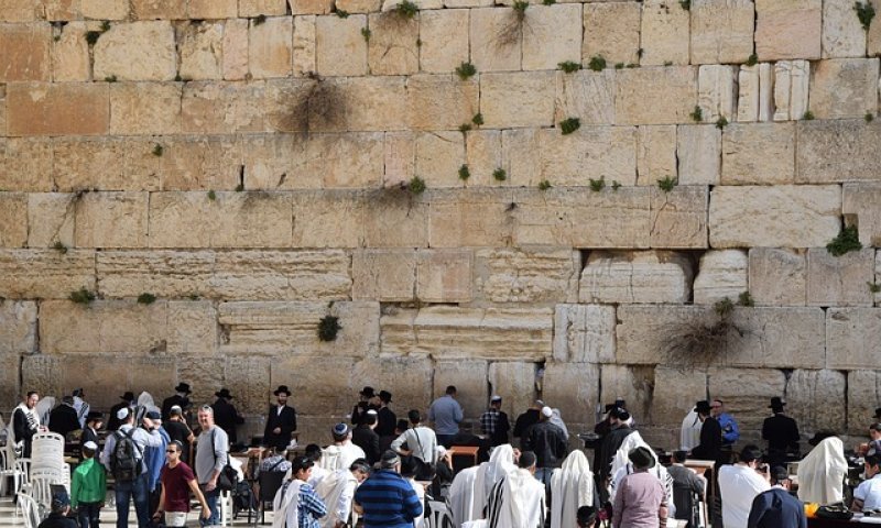 הפעם הן הגזימו? נשות הכותל "גייסו" חייל בשביל הפרובוקציה החודשית