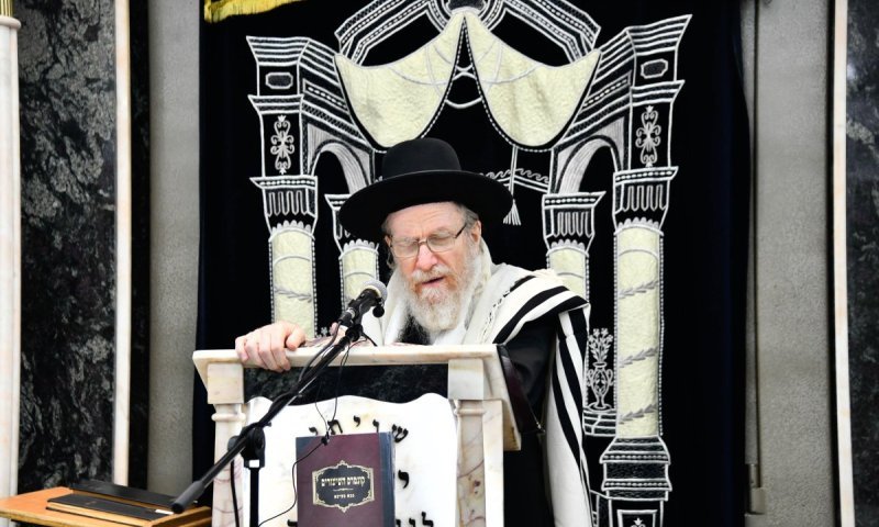 עטופים בטליתות: ב'נחלת דן' התכנסו להספיד את הגאון הנערץ