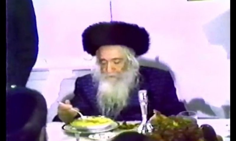 תיעוד וידאו נדיר: הרבי הקדוש בסעודת ברית בבורו פארק
