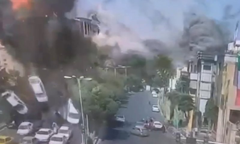 פיצוץ עז - ורכבים עפים באוויר: תיעוד מטורף מתקיפה בטהרן