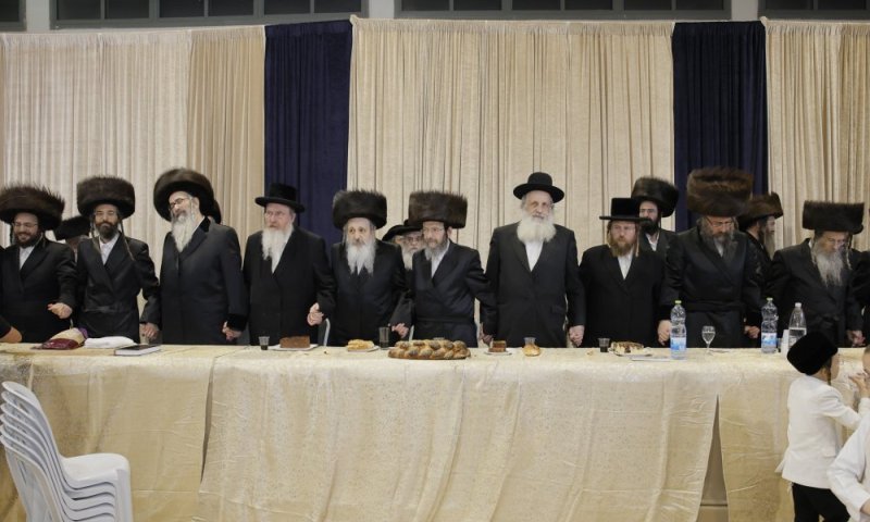 שמחת החתונה לבן גאב"ד זוועהיל עם נכדת הרבי מנדבורנא אראד