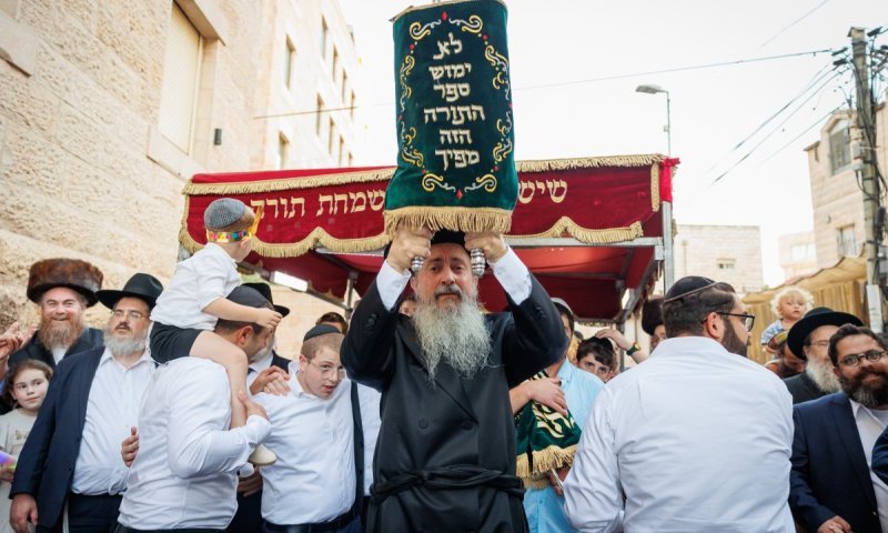 עם 'לחיים' ותהלוכה מפוארת: הכנסת ספר תורה לזכר הרב האהוב של 'מנחת חנוך'