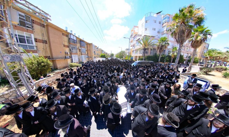 "צַר לִי עָלֶיךָ אָחִי" בכה הרבי מצאנז בהלווית המשב"ק הנאמן