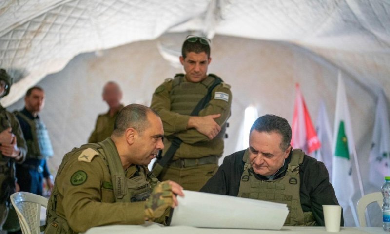 שר הביטחון התרברב בעברית, אך באנגלית אמר הפוך