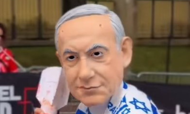 מיצג אנטישמי: בובת נתניהו מתפלשת בדם וקברים מדומים