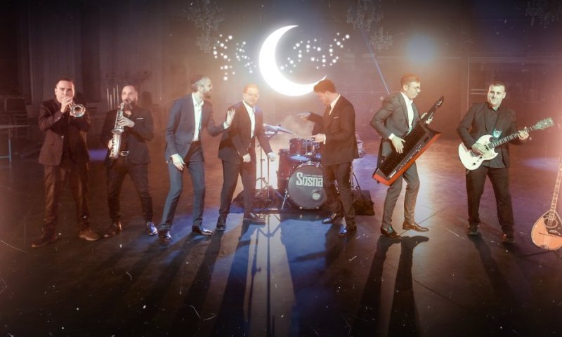 מחרוזת ראש חודש ייחודית ומסקרנת בקליפ LIVE אנרגטי 