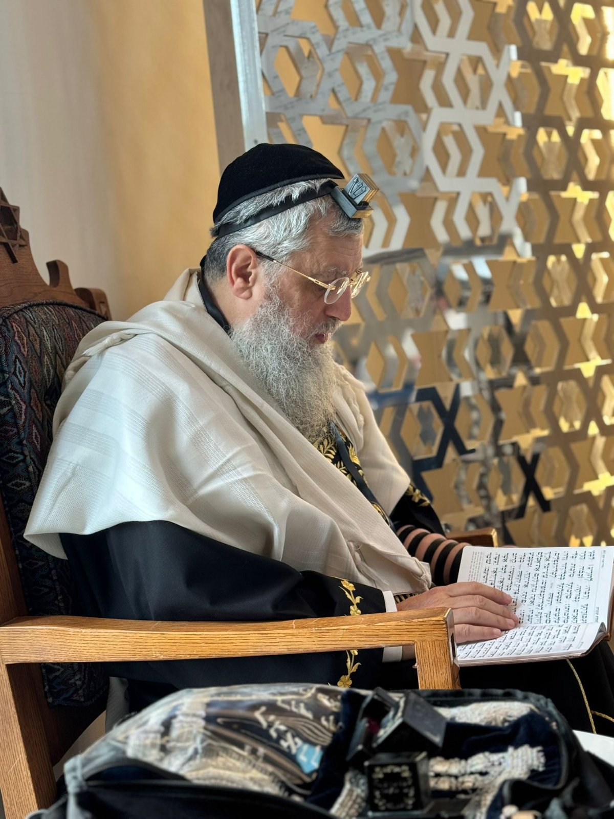 באדייבות המצלם