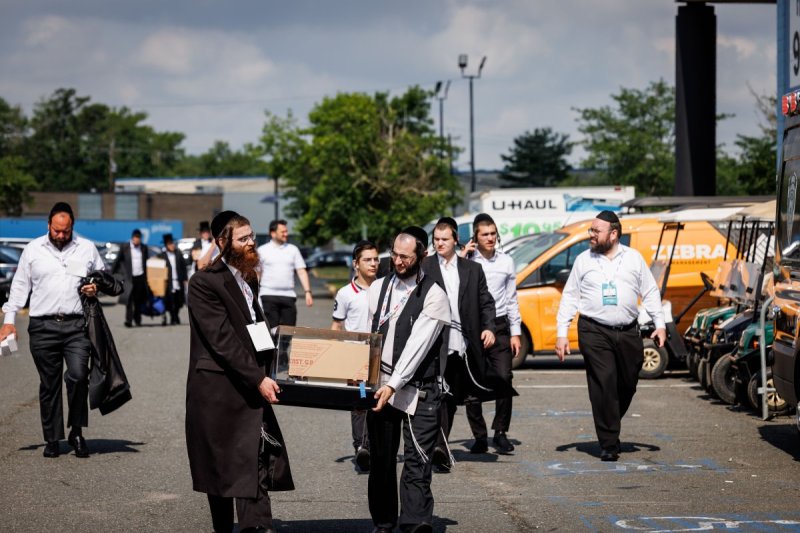 האחים לעטשעווסקי ואברומי בלום