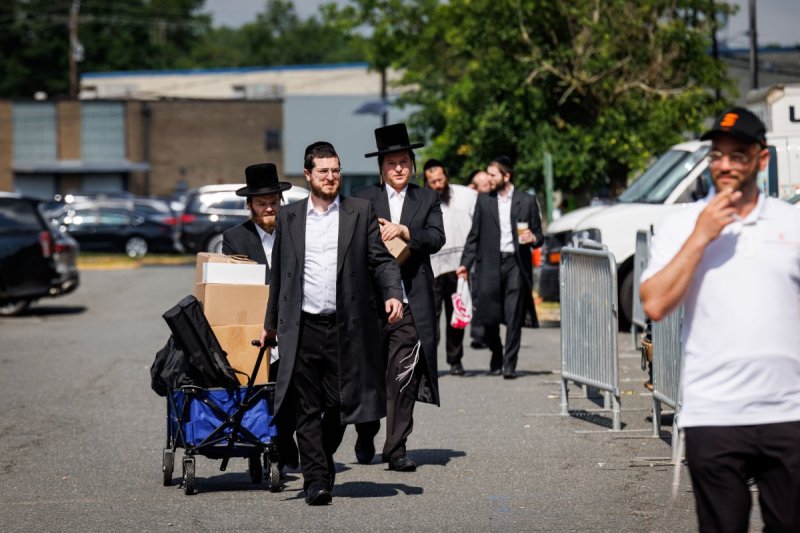 האחים לעטשעווסקי ואברומי בלום