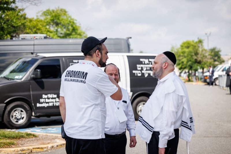 האחים לעטשעווסקי ואברומי בלום