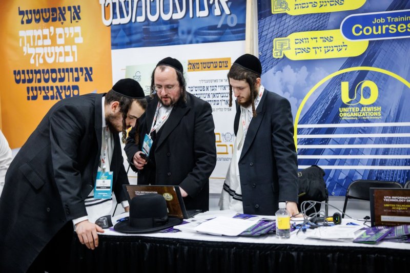 האחים לעטשעווסקי ואברומי בלום