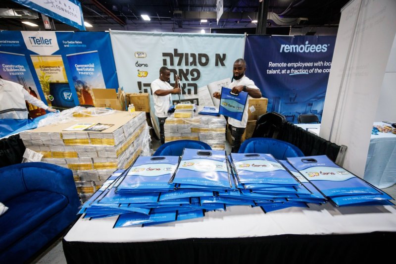 האחים לעטשעווסקי ואברומי בלום