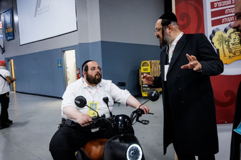 האחים לעטשעווסקי ואברומי בלום