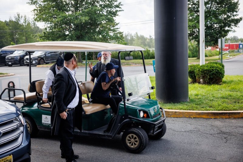 האחים לעטשעווסקי ואברומי בלום